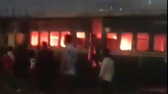ঢাকার তেজগাঁও রেলস্টেশনে  থেমে থাকা ট্রেনে অগ্নিসংযোগ