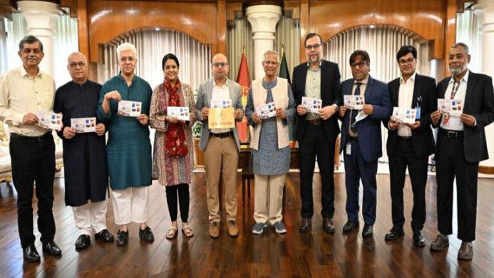 গণঅভ্যুত্থানের স্মরণে স্মারক ডাকটিকিট উন্মোচন করলেন প্রধান উপদেষ্টা ইউনূস