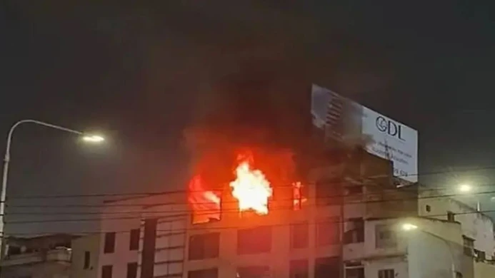 ঢাকার বনানীতে ভবনে আগুন, নিয়ন্ত্রণে ফায়ার সার্ভিসের ৫ ইউনিট