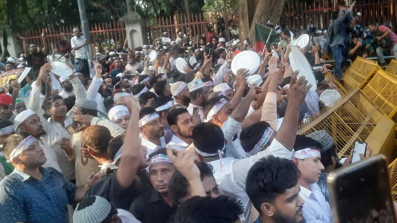 শিক্ষকরা ‘ভুখা মিছিল’ কর্মসূচিতে শিক্ষা উপদেষ্টার পদত্যাগ দাবি