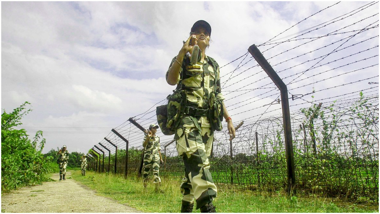 বাংলাদেশি পুলিশ কর্মকর্তা আটক করার দাবি বিএসএফের, আসামে আধার কার্ডে নতুন বিধিনিষেধ