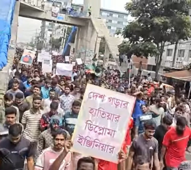 গাজীপুরে ডিপ্লোমা প্রকৌশলীদের সড়ক অবরোধে ভোগান্তি