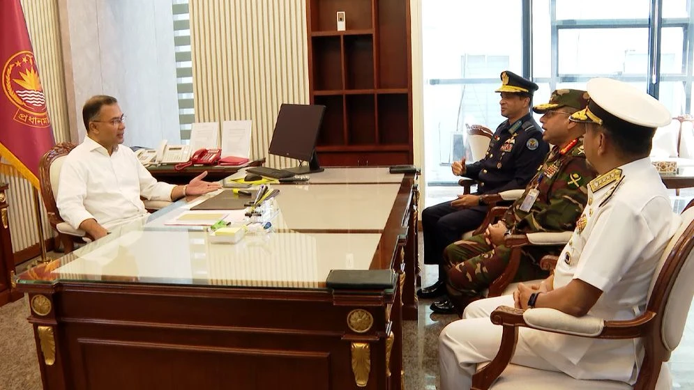 প্রধানমন্ত্রীর সঙ্গে তিন বাহিনী প্রধানের সৌজন্যে সাক্ষাৎ