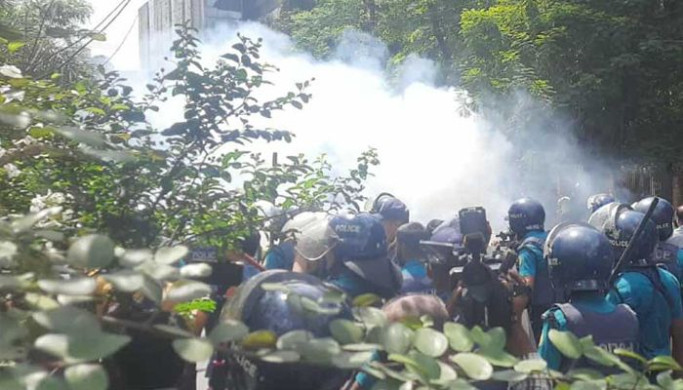 শাহবাগে প্রকৌশল শিক্ষার্থীদের সঙ্গে পুলিশের সংঘর্ষ, টিয়ারশেল-সাউন্ড গ্রেনেড নিক্ষেপ