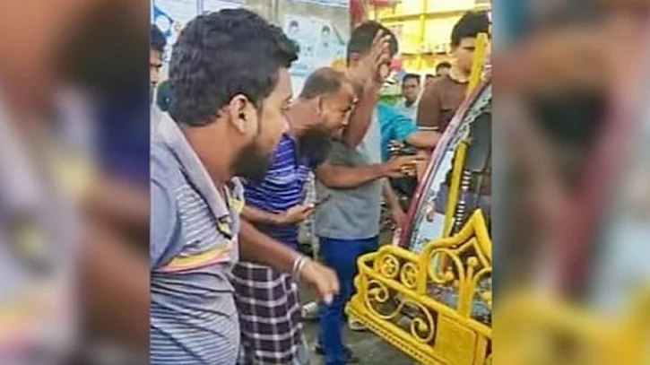 চট্টগ্রামে রিকশাচালকের হামলায় পুলিশ সদস্য আহত