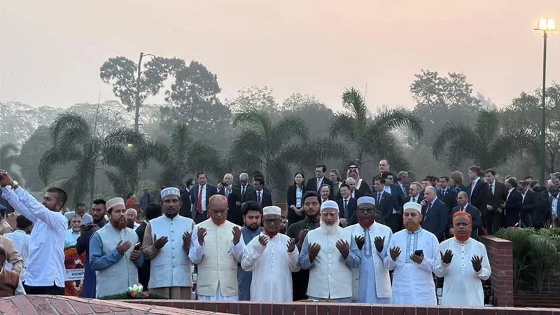 স্বাধীনতা দিবসে স্মৃতিসৌধে বিরোধীদলীয় নেতার শ্রদ্ধা