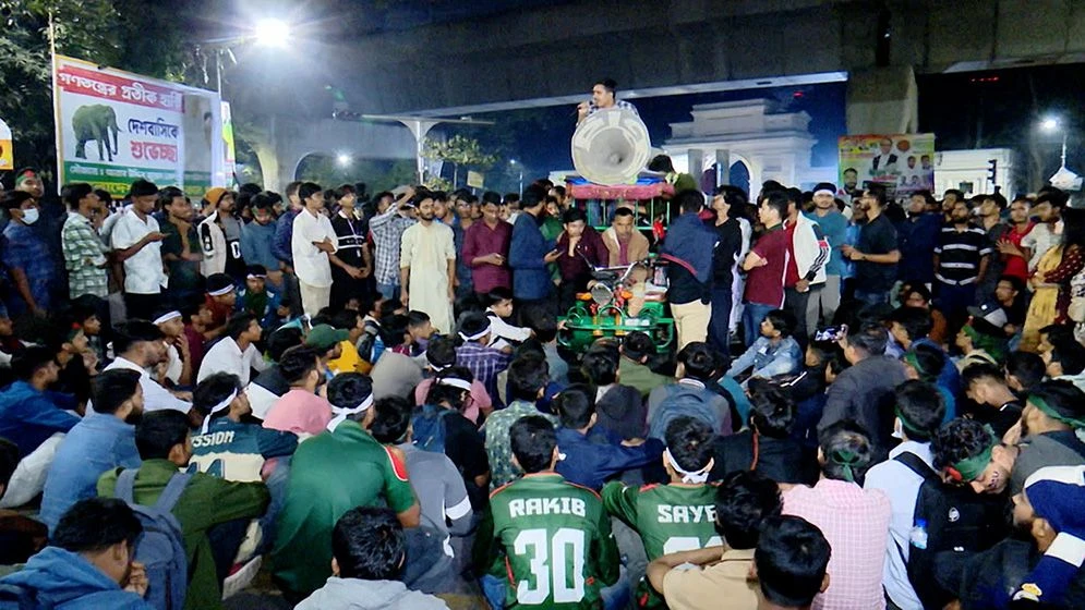 সাত কলেজের শিক্ষার্থীদের শিক্ষা ভবনের সামনে অবস্থান, যান চলাচল বন্ধ