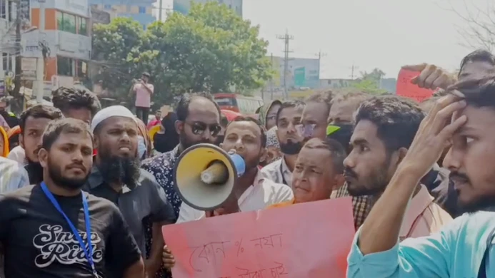 কুমিল্লায় নাসা গ্রুপের শ্রমিকদের মহাসড়ক অবরোধ