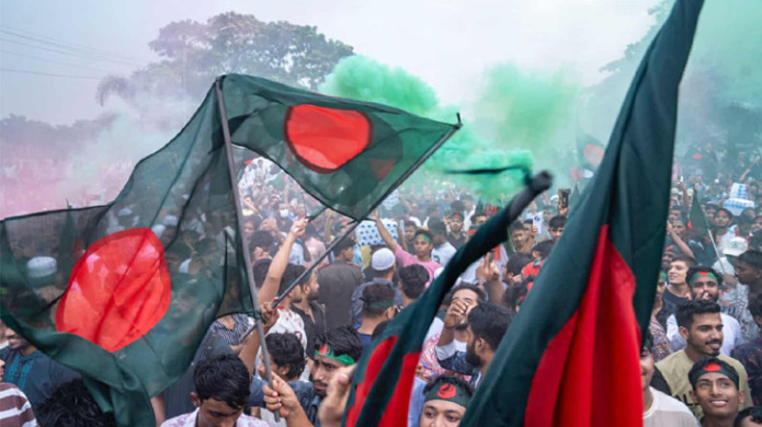 বৃষ্টি উপেক্ষা করে জনতার ঢল, বিকেলে ঐতিহাসিক 'জুলাই ঘোষণাপত্র' পাঠ করবেন প্রধান উপদেষ্টা