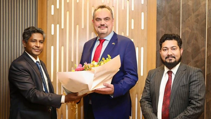 ঢাকায় পৌঁছালেন যুক্তরাষ্ট্রের নতুন রাষ্ট্রদূত ব্রেন্ট ক্রিস্টেনসেন