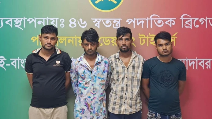 মোহাম্মদপুরে যৌথ অভিযানে অস্ত্র ও মাদকসহ চারজন গ্রেফতার