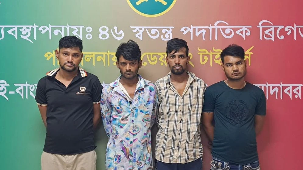 মোহাম্মদপুরে যৌথ অভিযানে অস্ত্র ও মাদকসহ চারজন গ্রেফতার