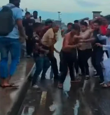 টঙ্গী ফ্লাইওভারে যাত্রীকে ছুরিকাঘাত, ছিনতাইকারী গণপিটুনিতে আটক