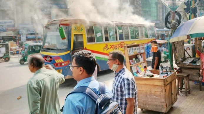 মিরপুরে সনি সিনেমা হলের সামনে বাসে অগ্নিসংযোগ