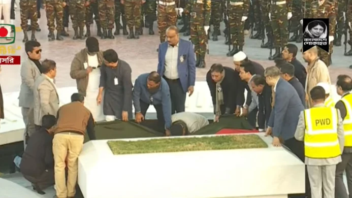 স্বামী জিয়াউর রহমানের পাশেই সমাহিত হলেন বেগম খালেদা জিয়া