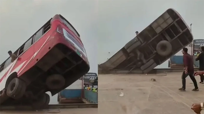 দৌলতদিয়া ঘাটে বাস নিয়ন্ত্রণ হারিয়ে পদ্মা নদীতে পড়ে নিহত দুই