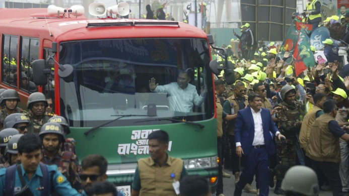 বিমানবন্দর থেকে ৩০০ ফিটে সংবর্ধনাস্থলে পৌঁছেছেন তারেক রহমান