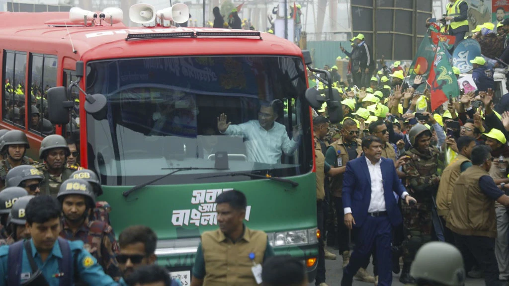 বিমানবন্দর থেকে ৩০০ ফিটে সংবর্ধনাস্থলে পৌঁছেছেন তারেক রহমান