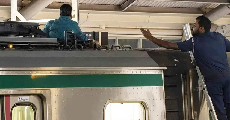 সচিবালয় স্টেশনে মেট্রোরেলের ছাদে দুই ব্যক্তি ওঠায় চলাচল বন্ধ