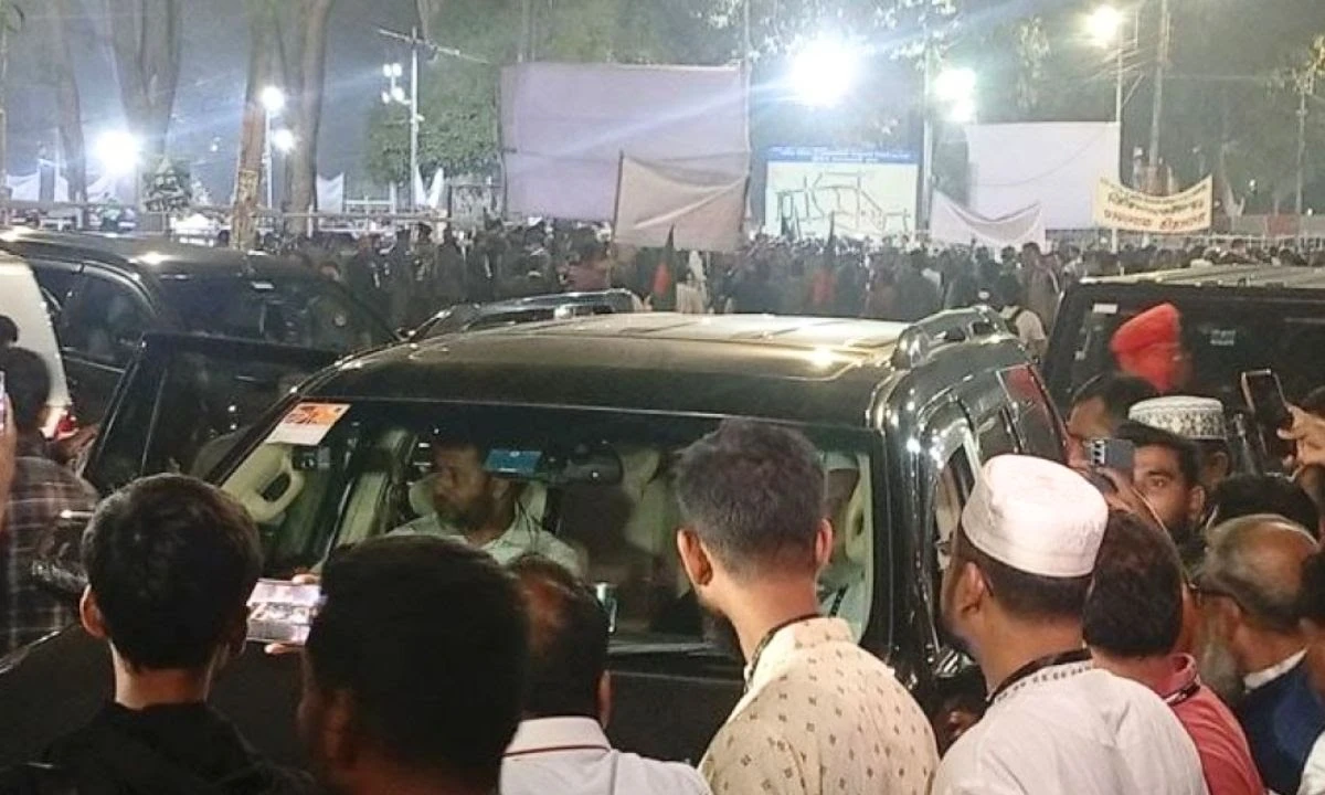 শহীদ মিনারে জামায়াত আমিরকে দেখে রাজাকার স্লোগানে উত্তাল