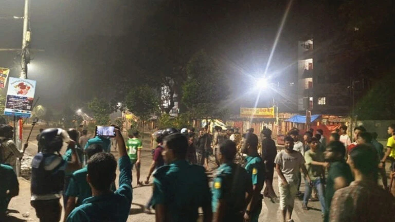 ফুটপাত দখল নিয়ে ঢাবি ও ঢাকা কলেজ শিক্ষার্থীদের মধ্যে সংঘর্ষ