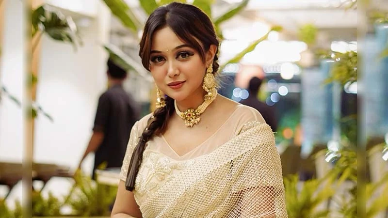 সংরক্ষিত নারী আসনে বিএনপির মনোনয়ন নিলেন অভিনেত্রী চমক
