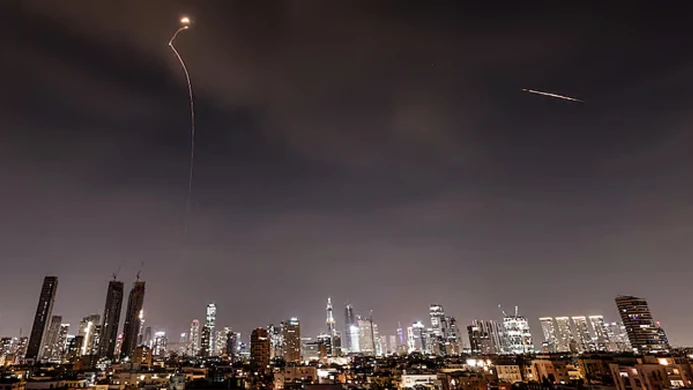 মধ্যরাতে ইসরায়েলে রকেট হামলা হিজবুল্লাহর
