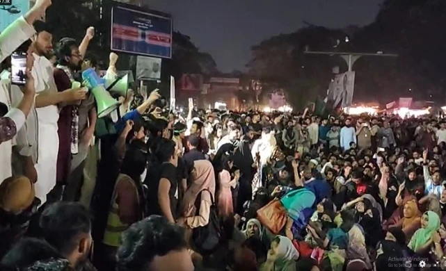 শাহবাগে ইনকিলাব মঞ্চের বিক্ষোভ, যান চলাচল বন্ধ