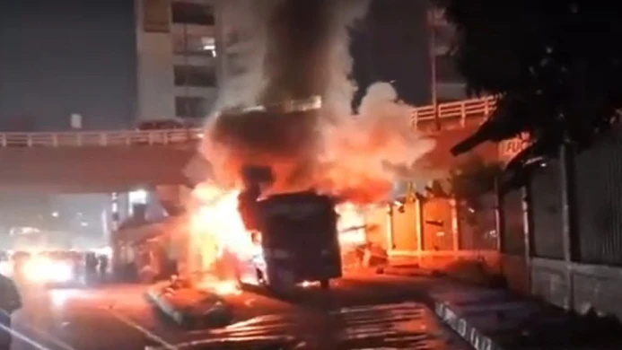 রাজধানীর রামপুরায় দাঁড়িয়ে থাকা বাসে হঠাৎ আগুন