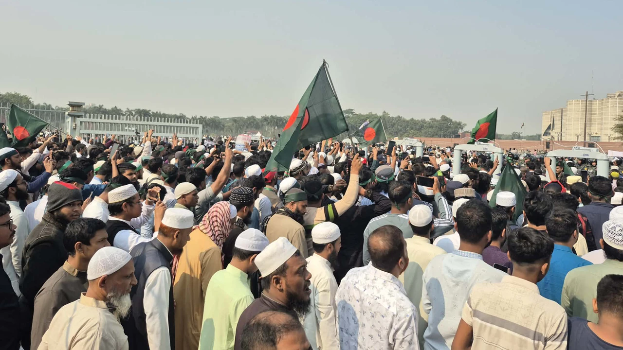 শহীদ ওসমান হাদির জানাজায় সংসদ ভবনের দক্ষিণ প্লাজায় মানুষের ঢল