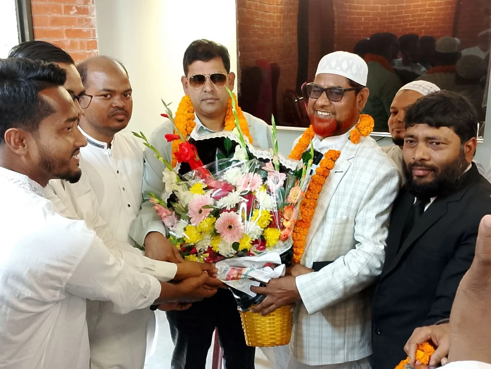 নারায়ণগঞ্জে জয়ী দিপু ভুঁইয়াকে ফুলেল শুভেচ্ছা জানালেন জামায়াত প্রার্থী