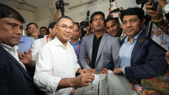 পরিবারকে একসঙ্গে সাথে নিয়ে ভোট দিলেন তারেক রহমান