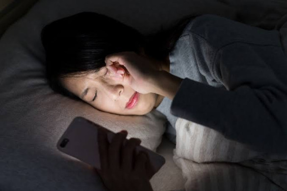 অতিরিক্ত রাত জেগে ফোন টিপলে ক্ষতিগ্রস্ত হয় শরীর ও মন: নিরব ঘাতকের নাম ‘স্ক্রিন অ্যাডিকশন’