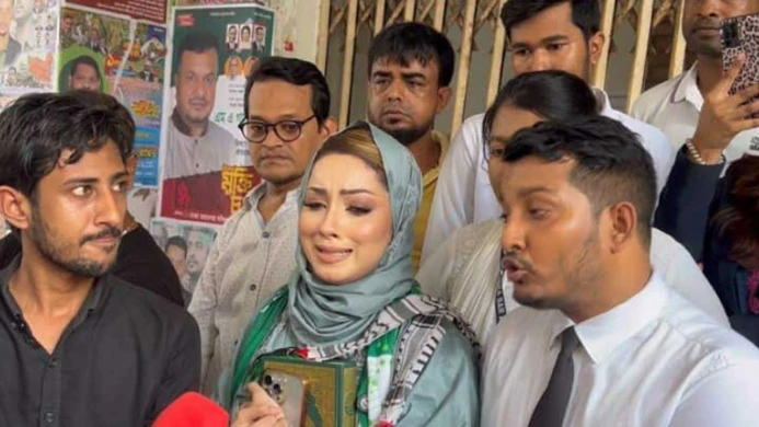 পাসপোর্ট ফেরত পেলেন না মেঘনা আলম, আদালত চত্বরে অঝোরে কান্না