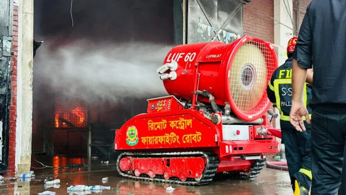 শাহজালাল কার্গো ভিলেজে আগুন, রোবট দিয়ে নিয়ন্ত্রণের চেষ্টা