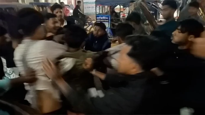 শরীয়তপুরে ছাত্রদল-এনসিপি সংঘর্ষ ককটেল বিস্ফোরণে উত্তেজনা