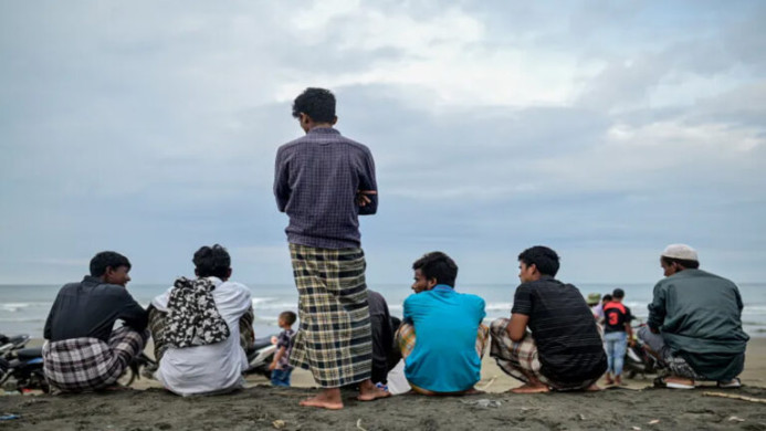 মিয়ানমার সীমান্ত ঘেঁষে নাফ নদীর তীরে বাংলাদেশে অনুপ্রবেশের অপেক্ষায় ৩০০ রোহিঙ্গা