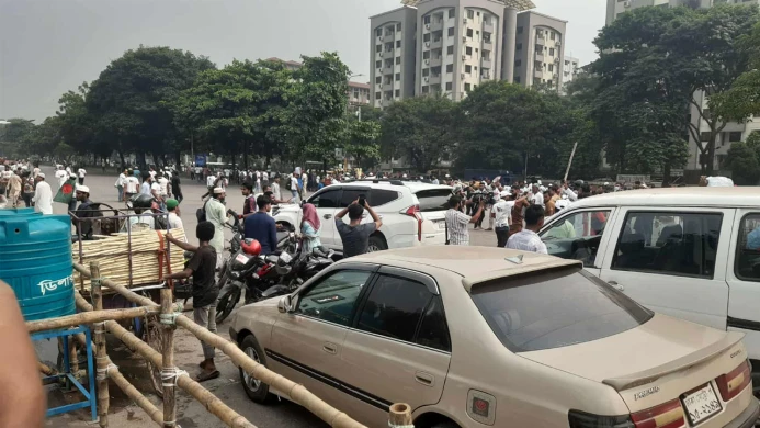 সংসদ এলাকায় জুলাই যোদ্ধা ও পুলিশের সংঘর্ষ, গাড়ি ভাঙচুর-টিয়ারশেল নিক্ষেপ