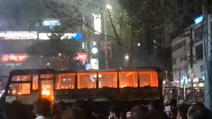 ধানমন্ডিতে ল্যাবএইডের সামনে বাসে আগুন নিয়ন্ত্রণে ফায়ার সার্ভিস