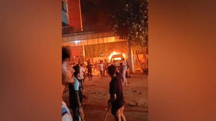 সাভারে সিটি ও ড্যাফোডিল বিশ্ববিদ্যালয়ের শিক্ষার্থীদের সংঘর্ষে উত্তেজনা