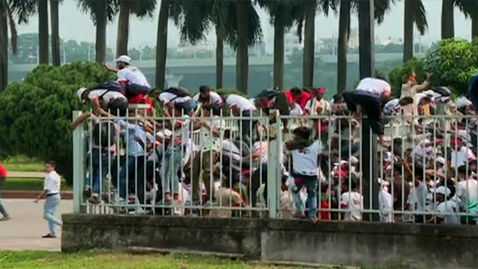 জুলাই সনদ স্বাক্ষর অনুষ্ঠানে উত্তেজনা, ফটক ভেঙে মঞ্চে জুলাই যোদ্ধারা