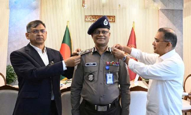 নবনিযুক্ত আইজিপিকে র‍্যাঙ্ক ব্যাজ পরালেন প্রধানমন্ত্রী