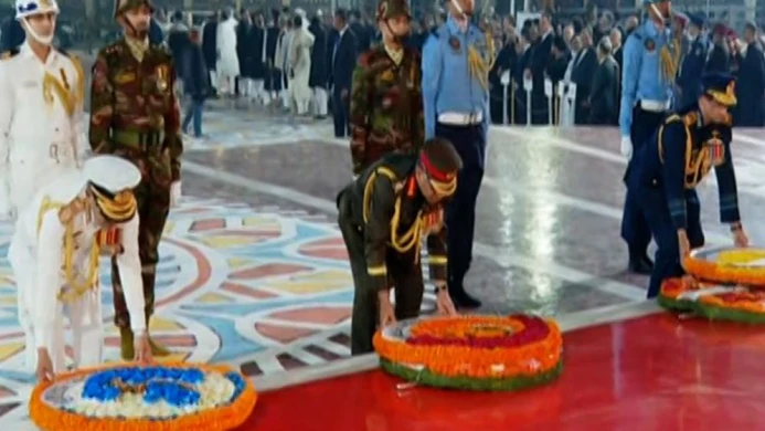 একুশের প্রহরে শহীদ মিনারে তিন বাহিনীর পুষ্পস্তবক অর্পণ