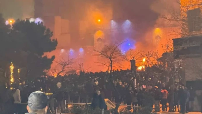 তেহরানজুড়ে সহিংসতা, বিক্ষোভকারীদের হামলায় জ্বলল মসজিদ