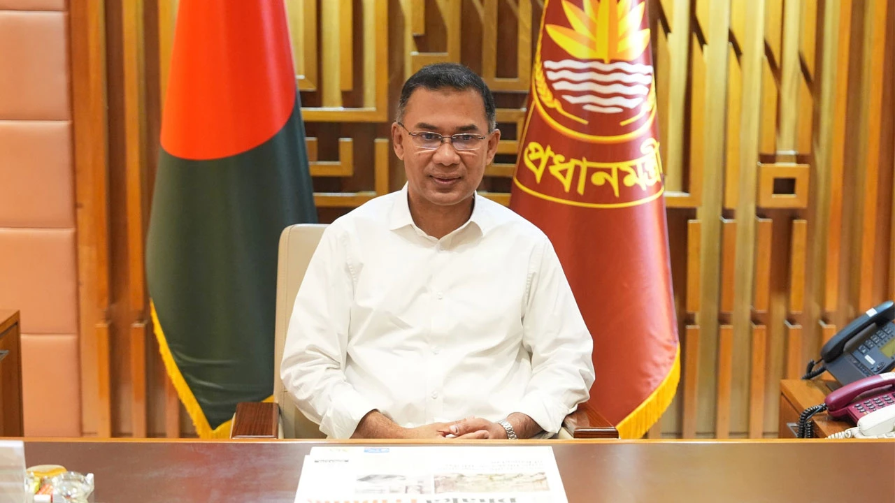 সরকারি ছুটির দিনেও সচিবালয়ে অফিস করছেন প্রধানমন্ত্রী