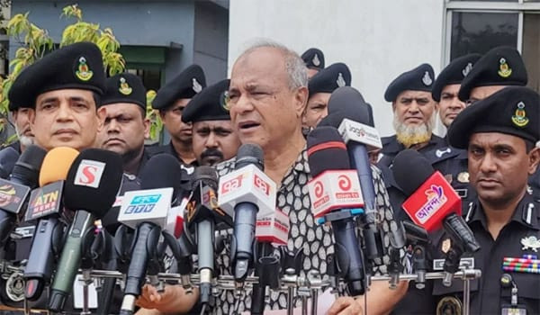 পুলিশের লুট হওয়া অস্ত্রের সন্ধান দিলে মিলবে পুরস্কার: স্বরাষ্ট্র উপদেষ্টা