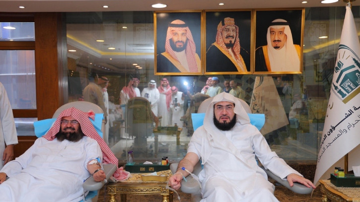 রক্তদানে উৎসাহিত করলেন মসজিদুল হারামের ইমাম, মানবসেবার দৃষ্টান্ত স্থাপন