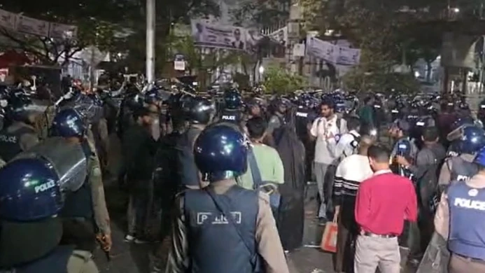 শাহবাগে ফের পুলিশ-ইনকিলাব মঞ্চের নেতাকর্মীদের সংঘর্ষ