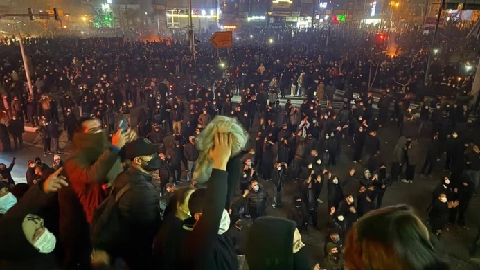 ইরানে সহিংসতা চরমে, ইন্টারনেট বন্ধে আড়ালে হাজারো প্রাণহানি