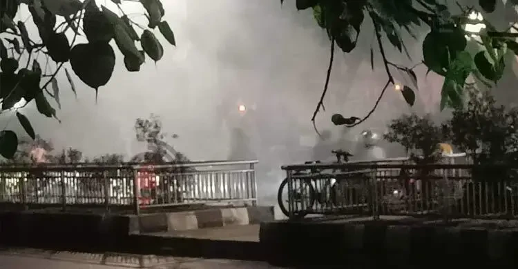 ঢাবির টিএসসি এলাকায় ককটেল বিস্ফোরণ, শিক্ষার্থীদের বিক্ষোভ